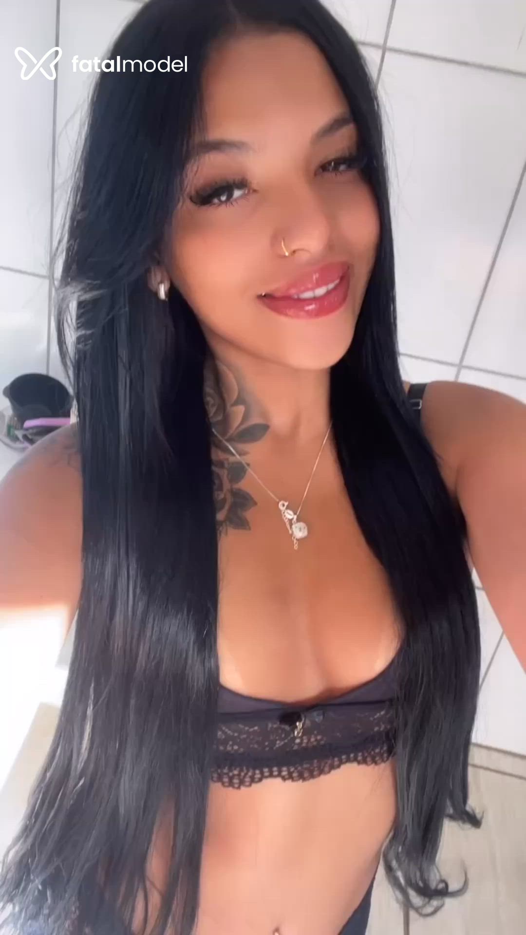 Acompanhante mulher morena (o) de olhos pretos - Bia Ferraz