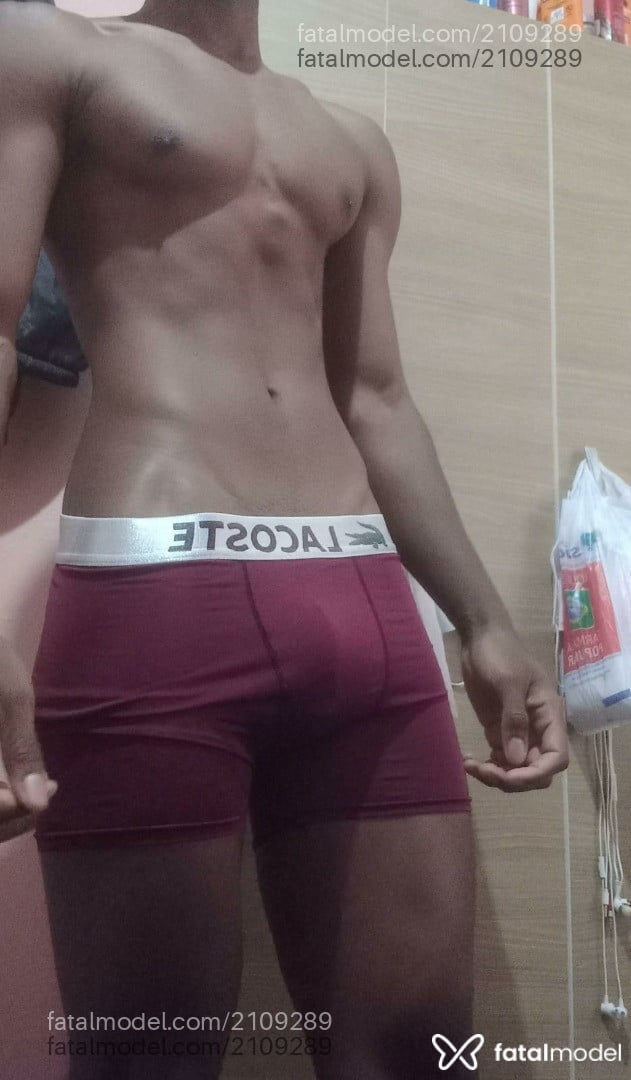 Acompanhante homem com cabelo castanho de olhos castanhos - Danieru