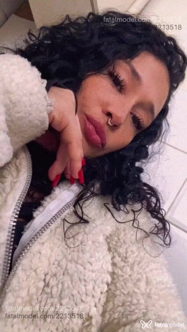 Acompanhante mulher morena (o) de olhos castanhos - Michelle Acompanhante mulher morena (o) de olhos castanhos - Michelle