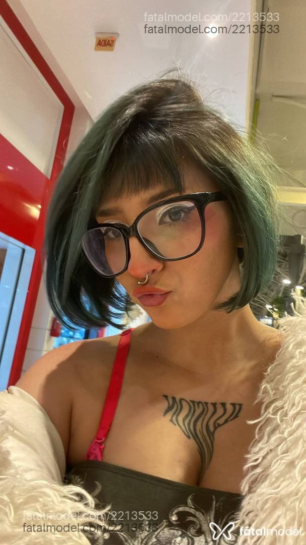 Acompanhante mulher com cabelo colorido de olhos castanhos - Marilis