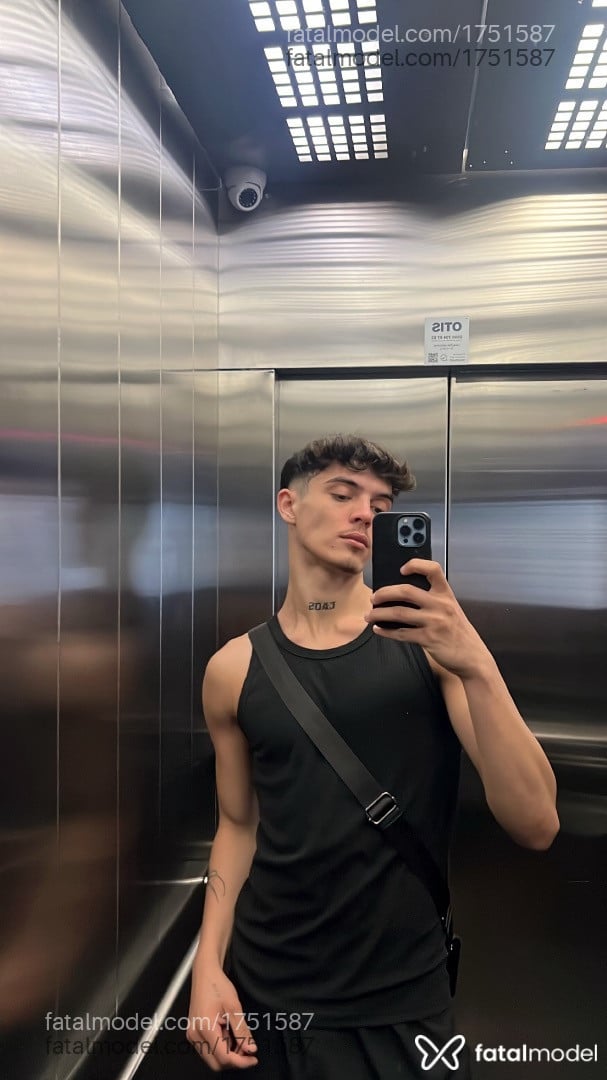 Acompanhante homem com cabelo castanho de olhos mel em São Paulo Acompanhante homem com cabelo castanho de olhos mel em São Paulo - Kaliu Torres