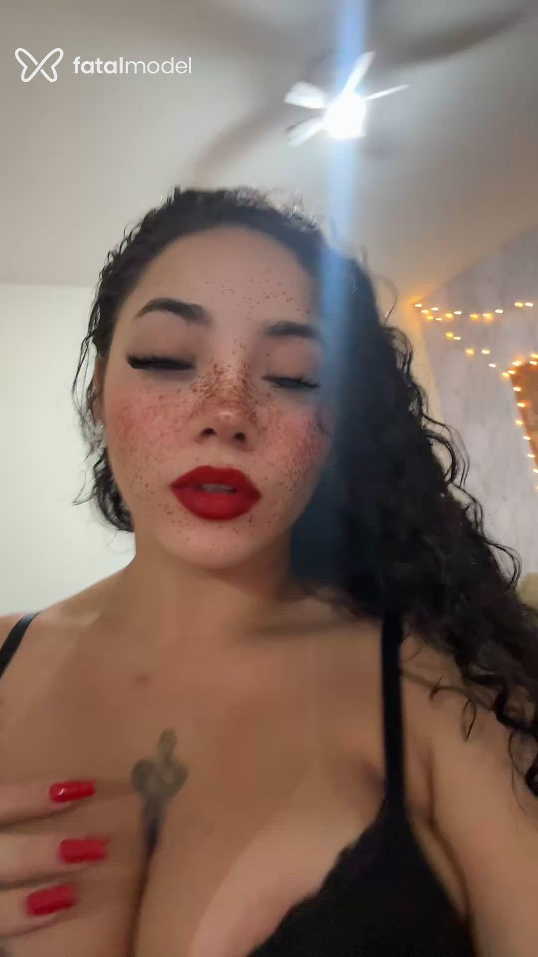 Acompanhante mulher morena (o) de olhos castanhos - Morena
