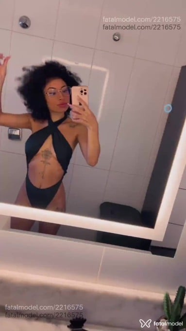 Acompanhante mulher morena (o) de olhos castanhos - Isis Acompanhante mulher morena (o) de olhos castanhos - Isis