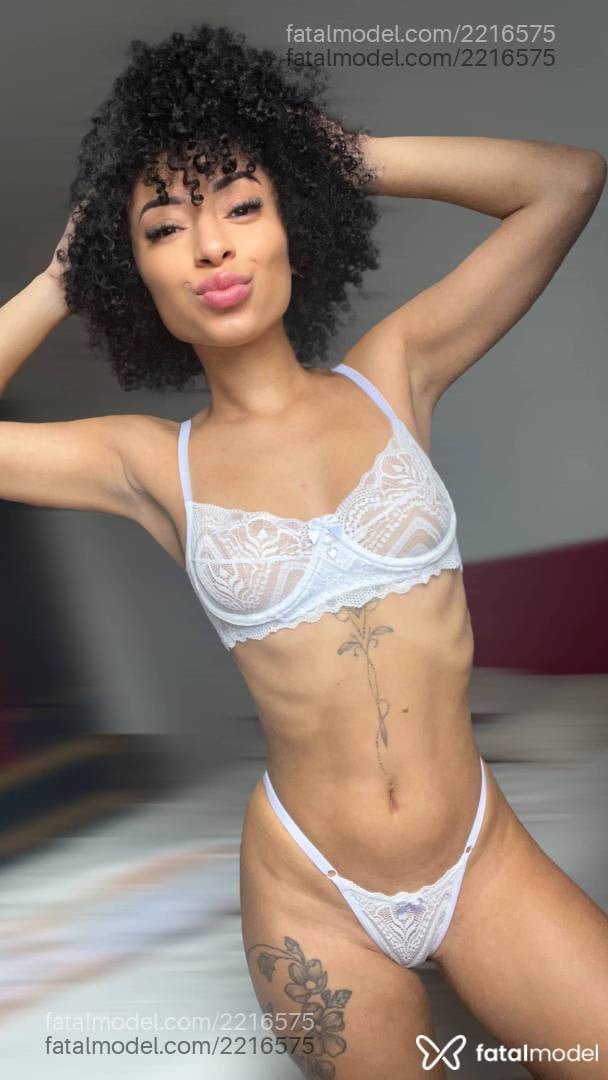 Acompanhante mulher morena (o) de olhos castanhos - Isis