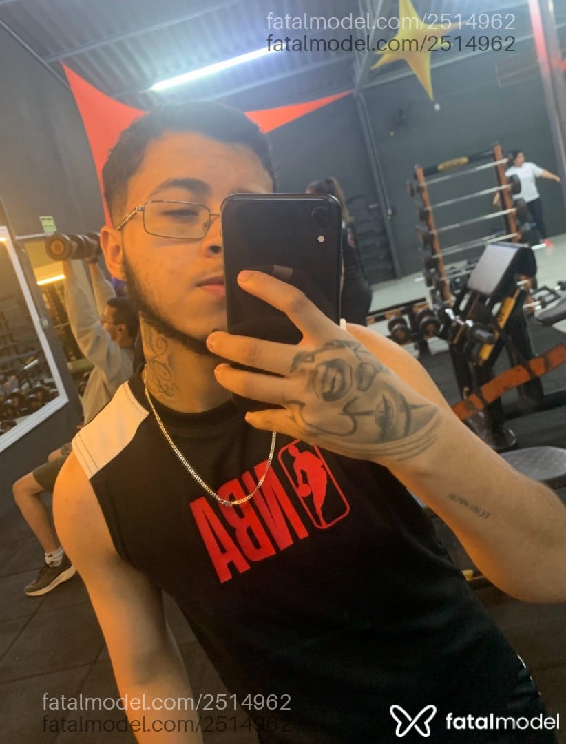 Acompanhante homem trans com cabelo castanho de olhos pretos em São Paulo - Gabriel