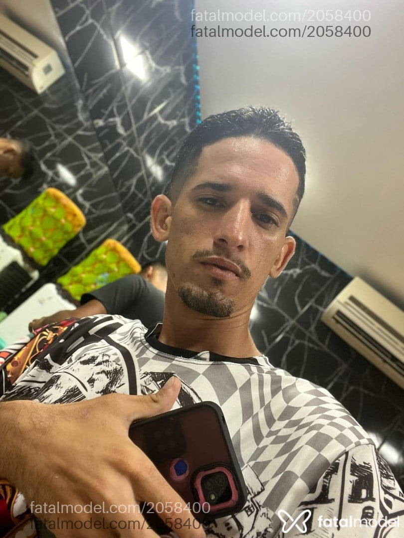 Acompanhante homem com cabelo castanho de olhos castanhos - Estefan Acompanhante homem com cabelo castanho de olhos castanhos - Estefan
