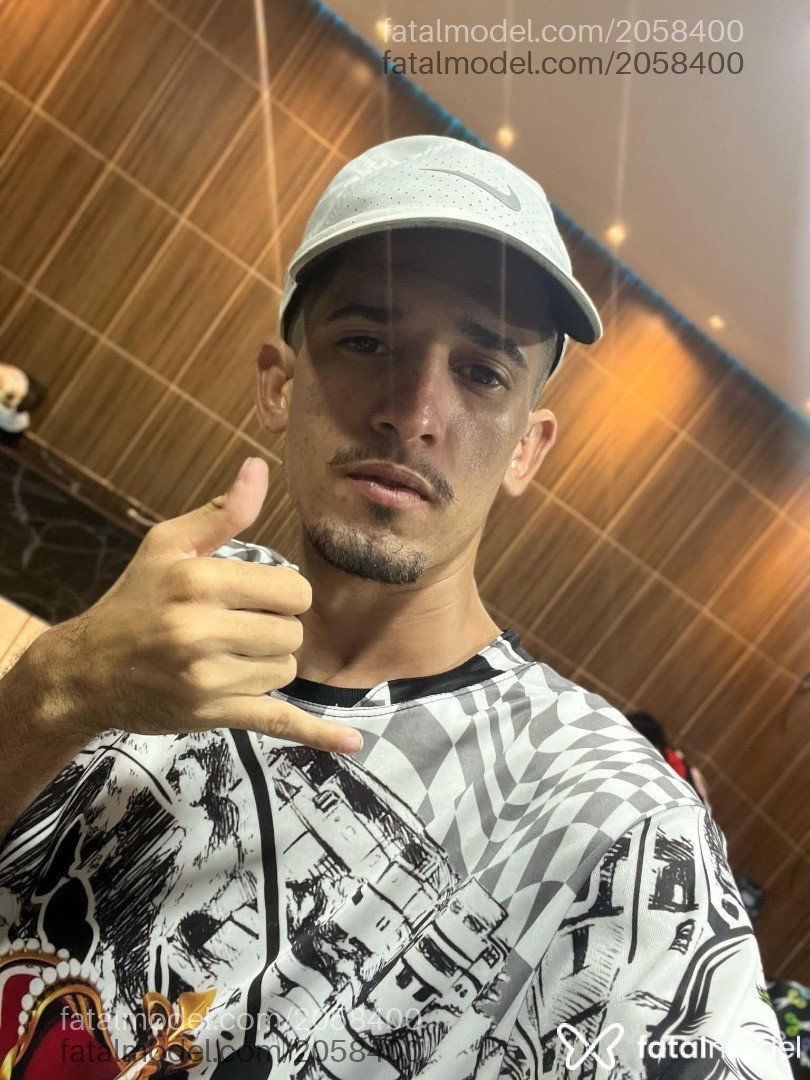 Acompanhante homem com cabelo castanho de olhos castanhos - Estefan Acompanhante homem com cabelo castanho de olhos castanhos - Estefan