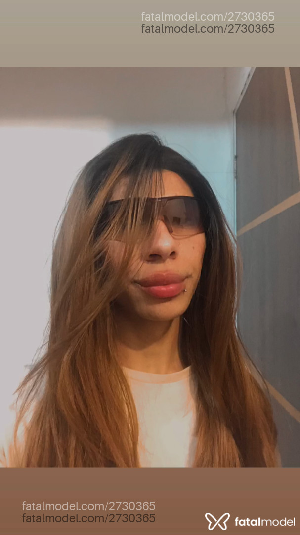 Acompanhante não-binário com cabelo castanho de olhos castanhos em Virtual - Mel Garcia