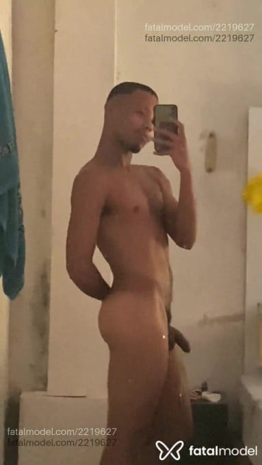 Acompanhante homem com cabelo colorido de olhos pretos em Porto Alegre - Nperador