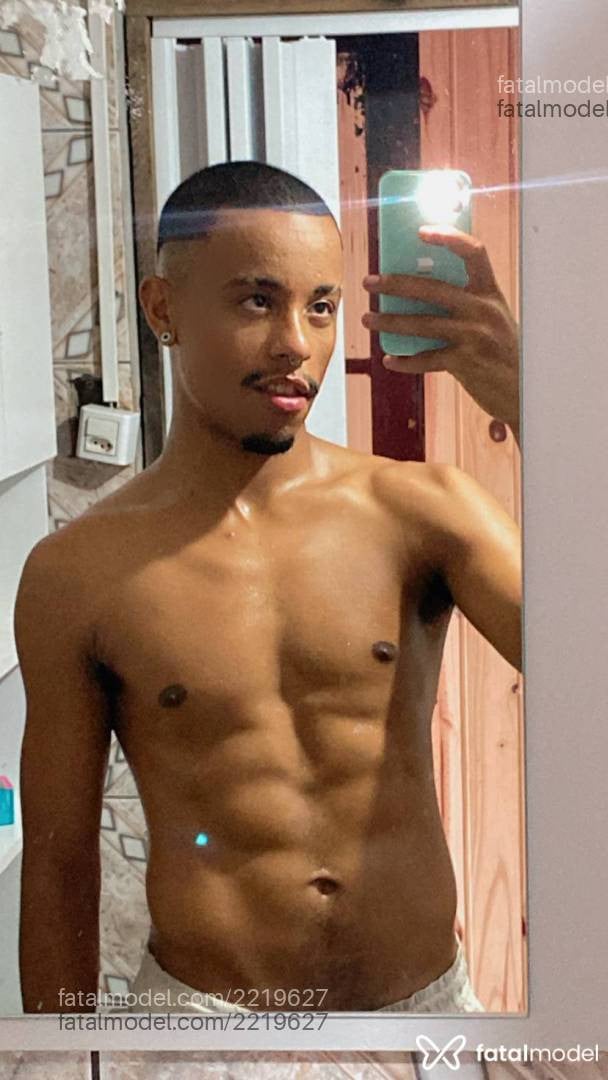 Acompanhante homem com cabelo colorido de olhos pretos em Porto Alegre - Nperador