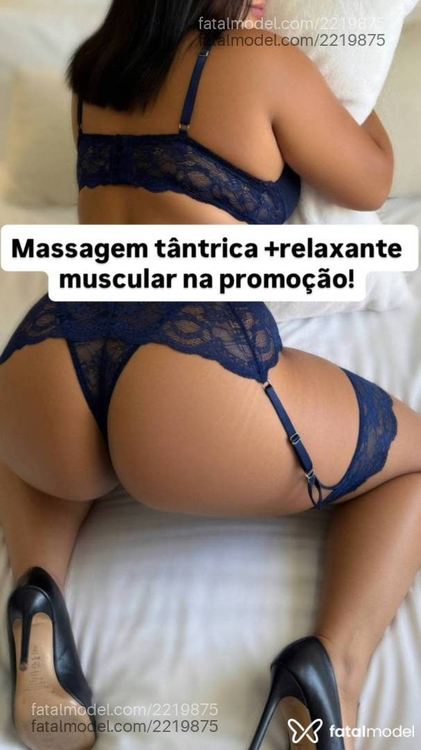 Acompanhante mulher morena (o) de olhos castanhos - íris