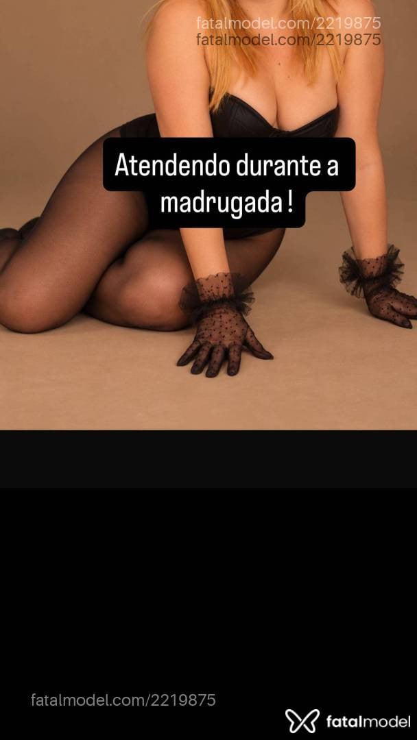 Acompanhante mulher morena (o) de olhos castanhos - íris