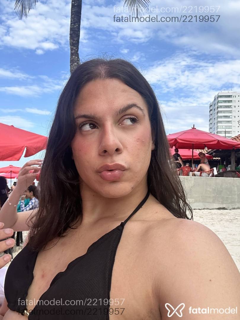 Acompanhante mulher trans com cabelo castanho de olhos castanhos - Carol