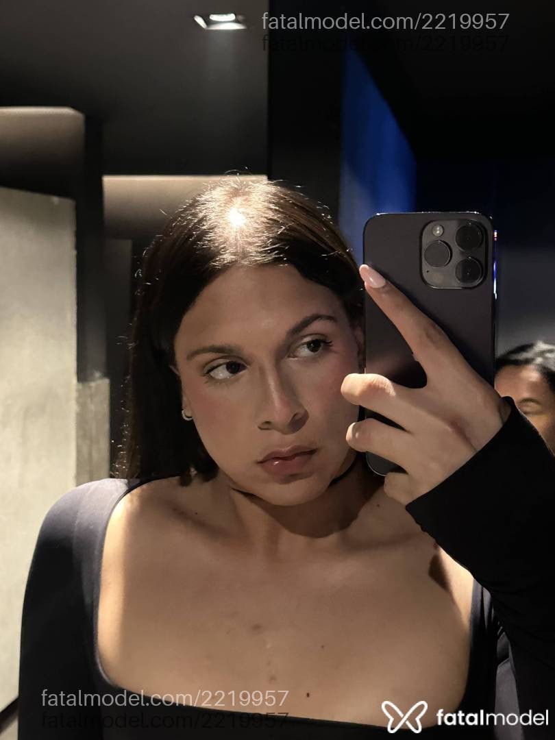 Acompanhante mulher trans com cabelo castanho de olhos castanhos - Carol