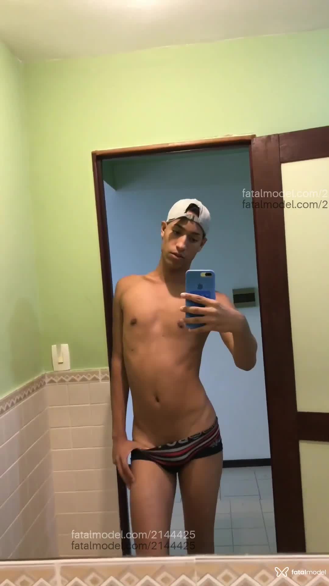 Acompanhante homem morena (o) de olhos castanhos em Virtual - Tenorioh