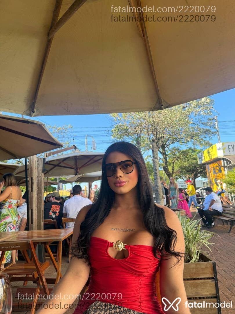Acompanhante mulher trans com cabelo castanho de olhos verdes - Lana Castellani