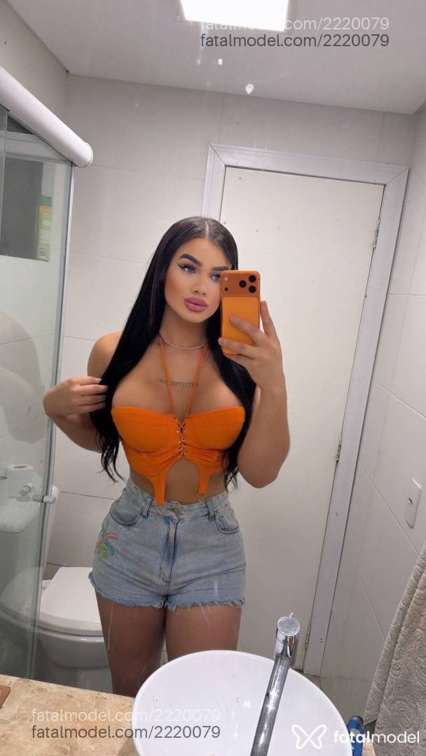 Acompanhante mulher trans com cabelo castanho de olhos verdes - Lana Castellani