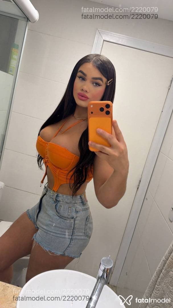 Acompanhante mulher trans com cabelo castanho de olhos verdes - Lana Castellani