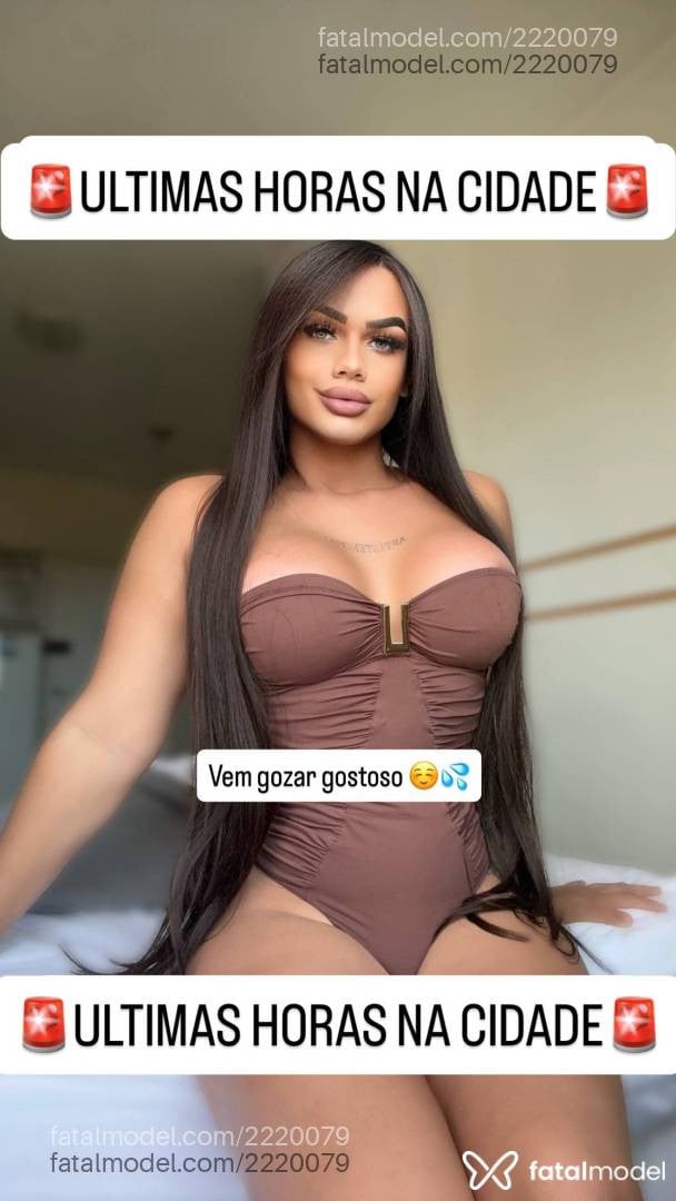 Acompanhante mulher trans com cabelo castanho de olhos verdes - Lana Castellani