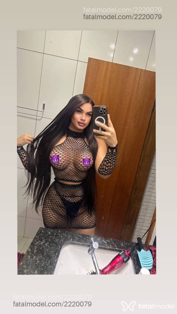 Acompanhante mulher trans com cabelo castanho de olhos verdes - Lana Castellani