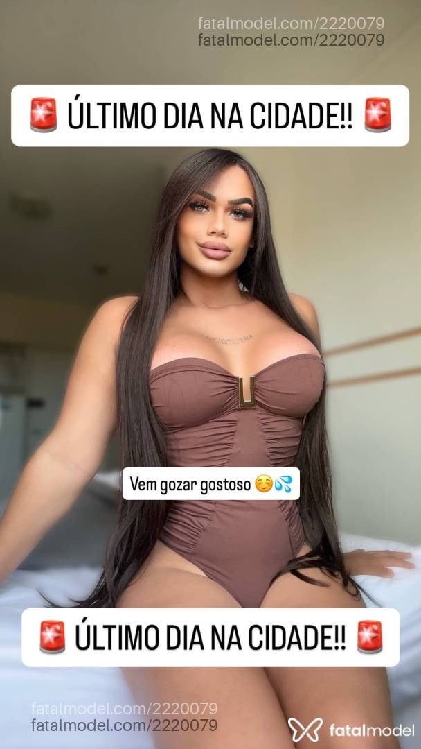 Acompanhante mulher trans com cabelo castanho de olhos verdes - Lana Castellani