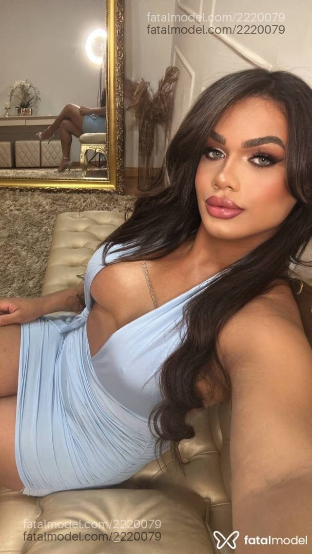 Acompanhante mulher trans com cabelo castanho de olhos verdes - Lana Castellani