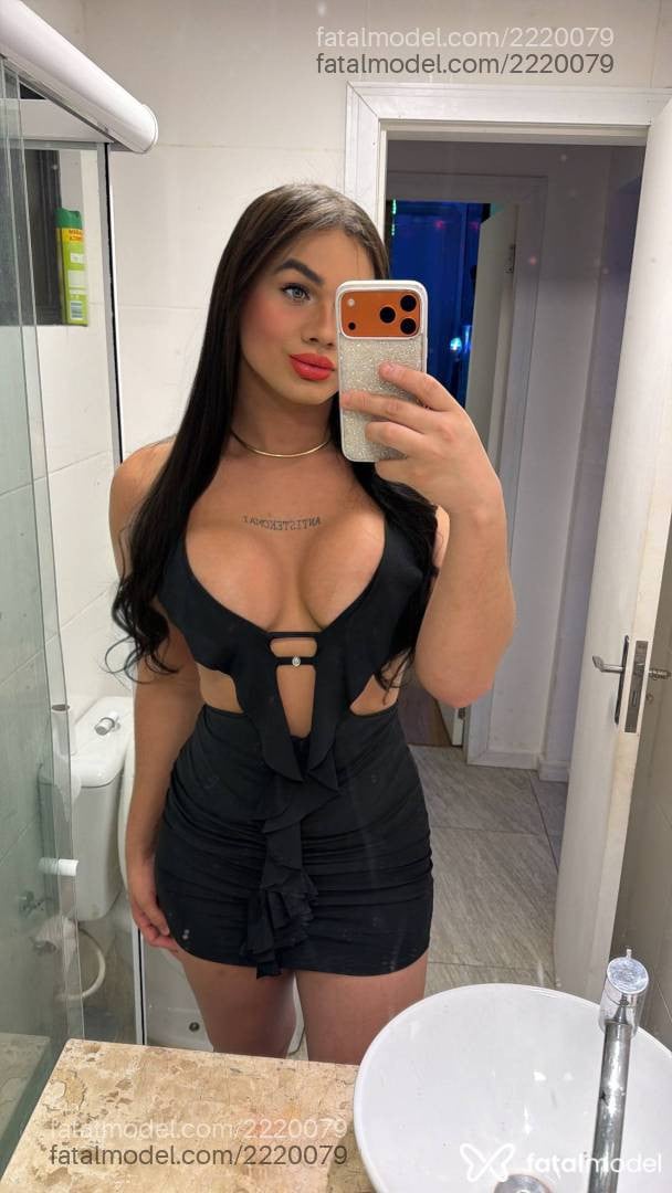 Acompanhante mulher trans com cabelo castanho de olhos verdes - Lana Castellani