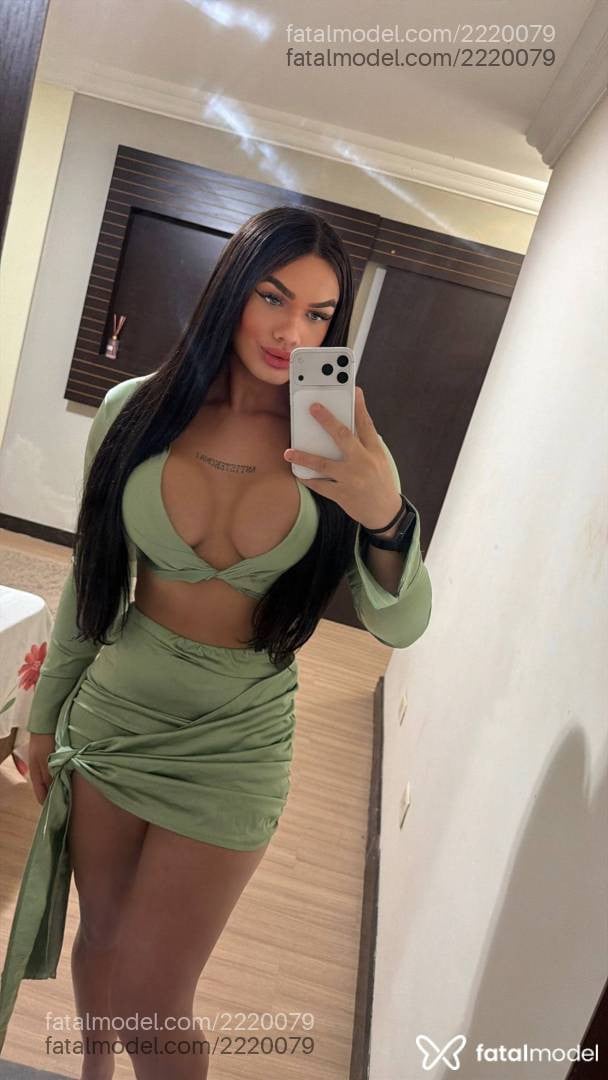 Acompanhante mulher trans com cabelo castanho de olhos verdes - Lana Castellani