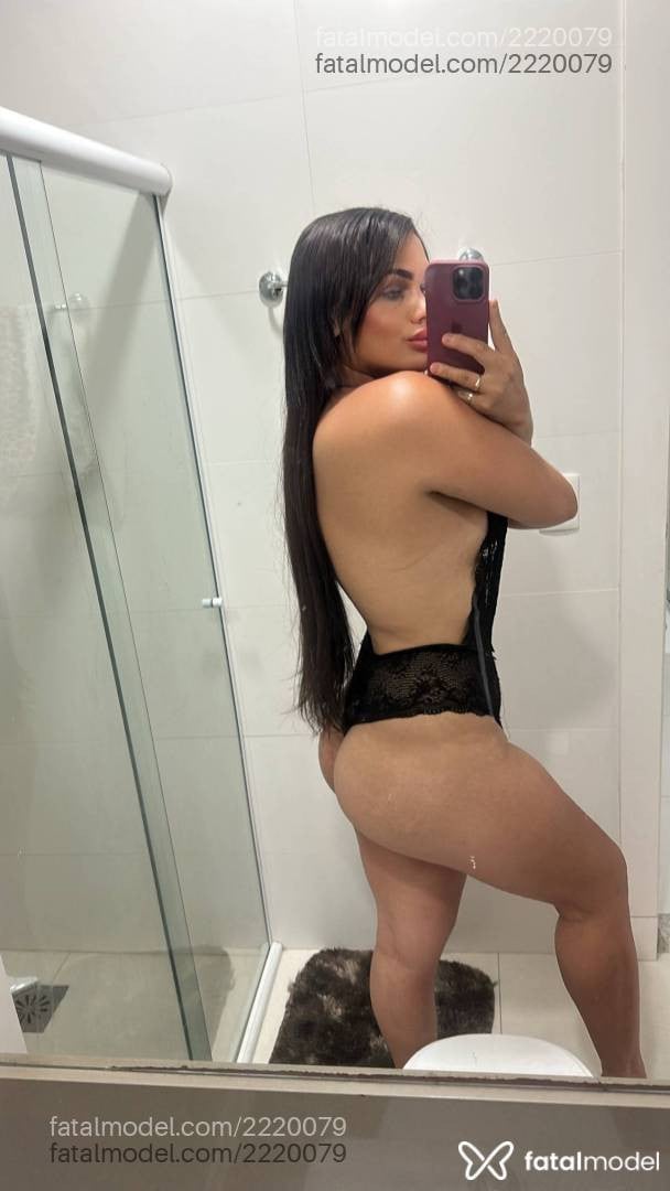Acompanhante mulher trans com cabelo castanho de olhos verdes - Lana Castellani