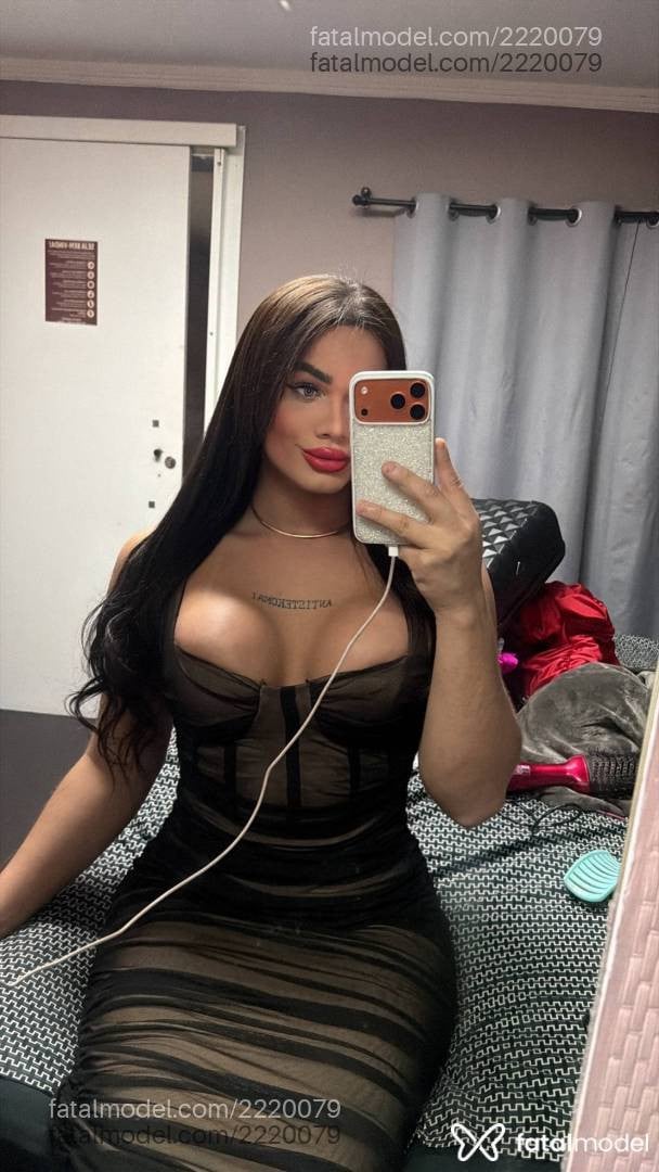 Acompanhante mulher trans com cabelo castanho de olhos verdes - Lana Castellani