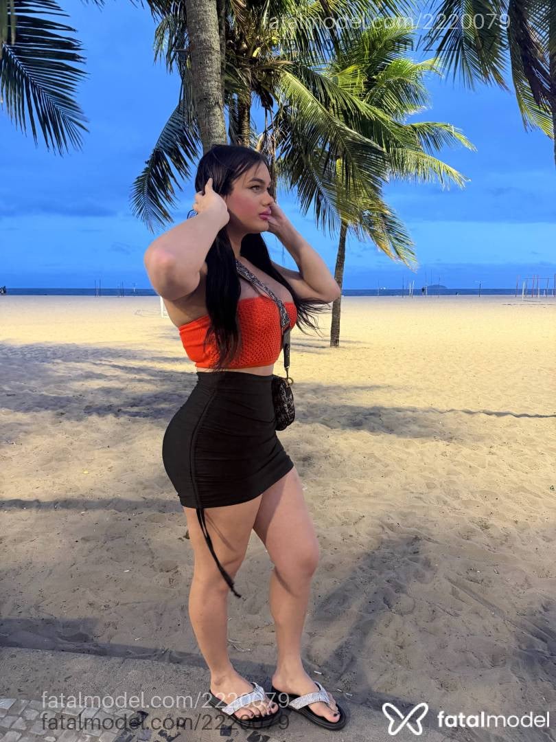 Acompanhante mulher trans com cabelo castanho de olhos verdes - Lana Castellani