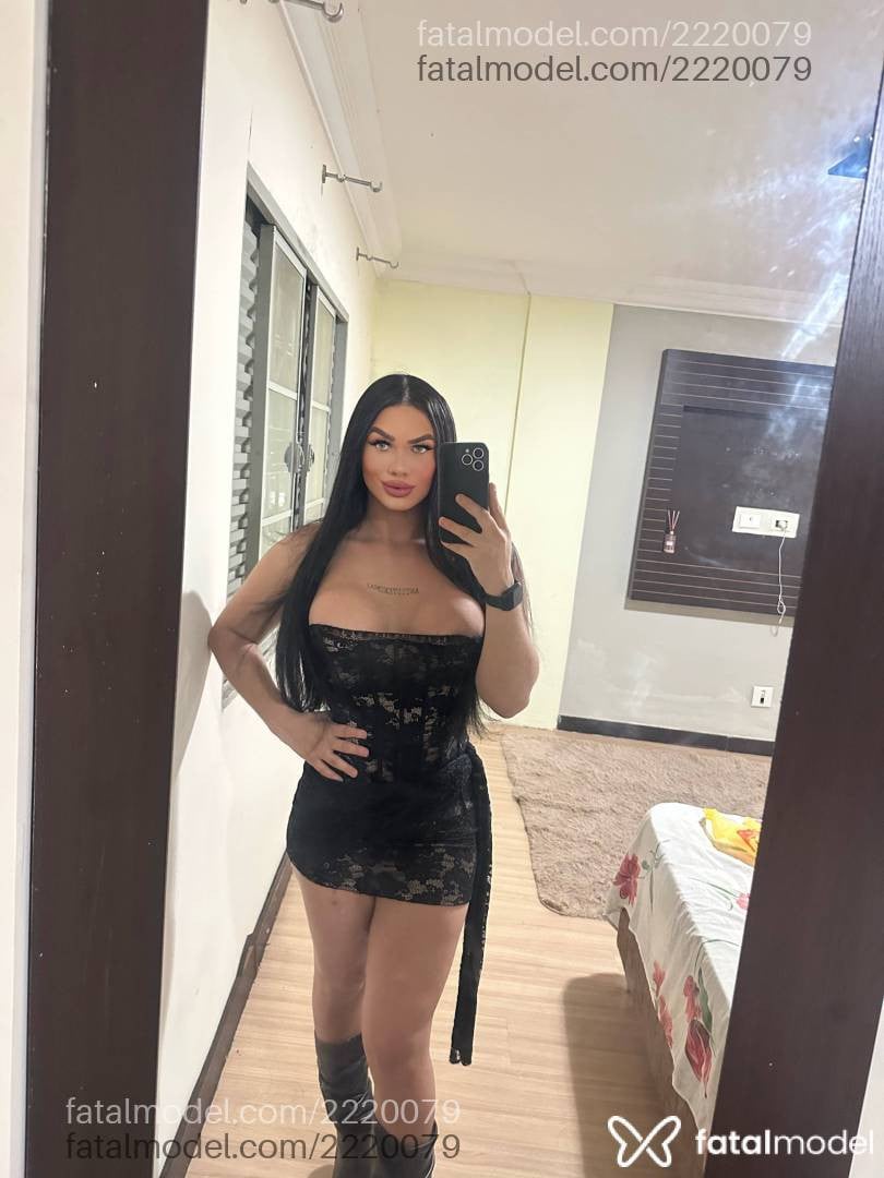 Acompanhante mulher trans com cabelo castanho de olhos verdes em Campo Mourão - Laninha