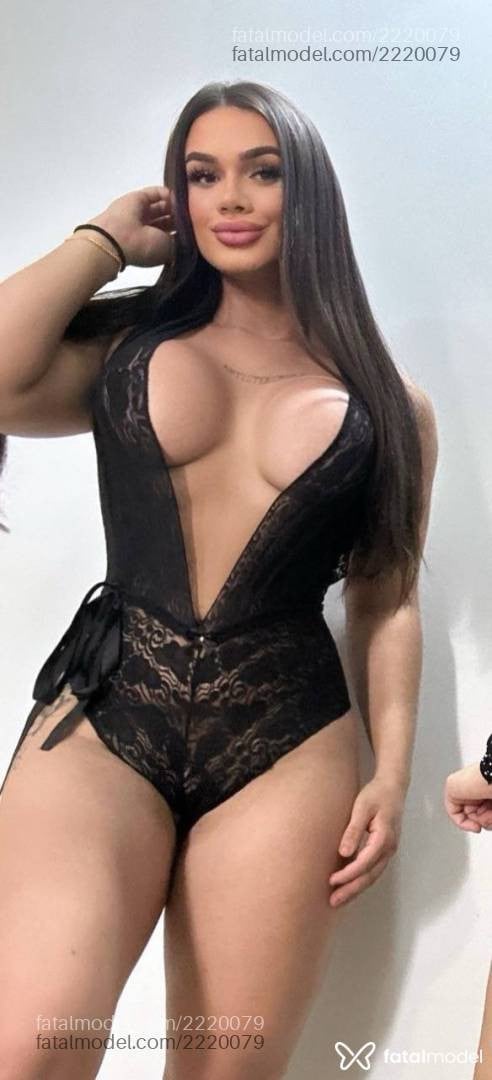 Acompanhante mulher trans com cabelo castanho de olhos verdes - Lana Castellani