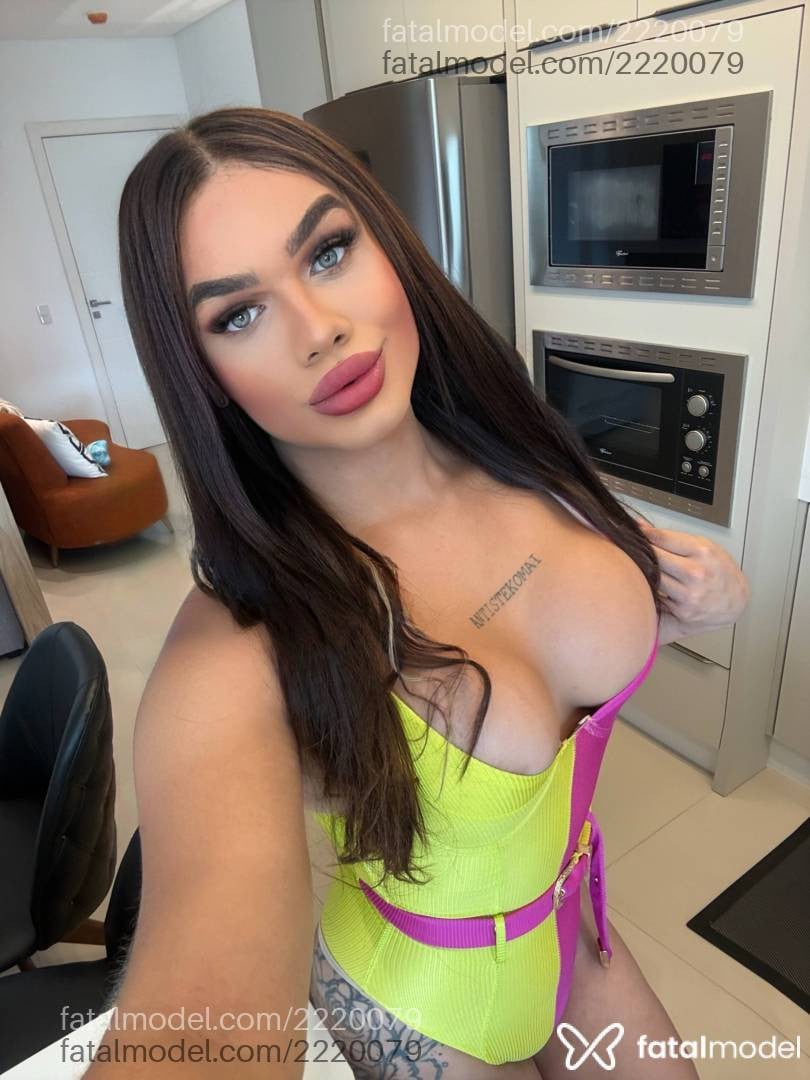 Acompanhante mulher trans com cabelo castanho de olhos verdes - Lana Castellani