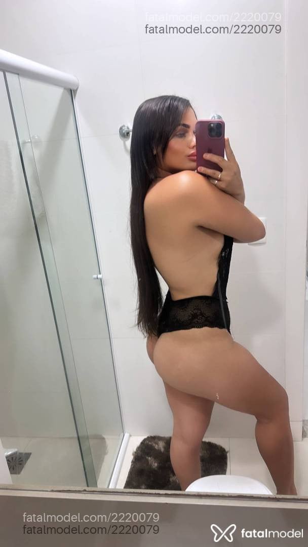Acompanhante mulher trans com cabelo castanho de olhos verdes - Lana Castellani