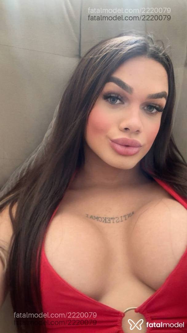Acompanhante mulher trans com cabelo castanho de olhos verdes - Lana Castellani