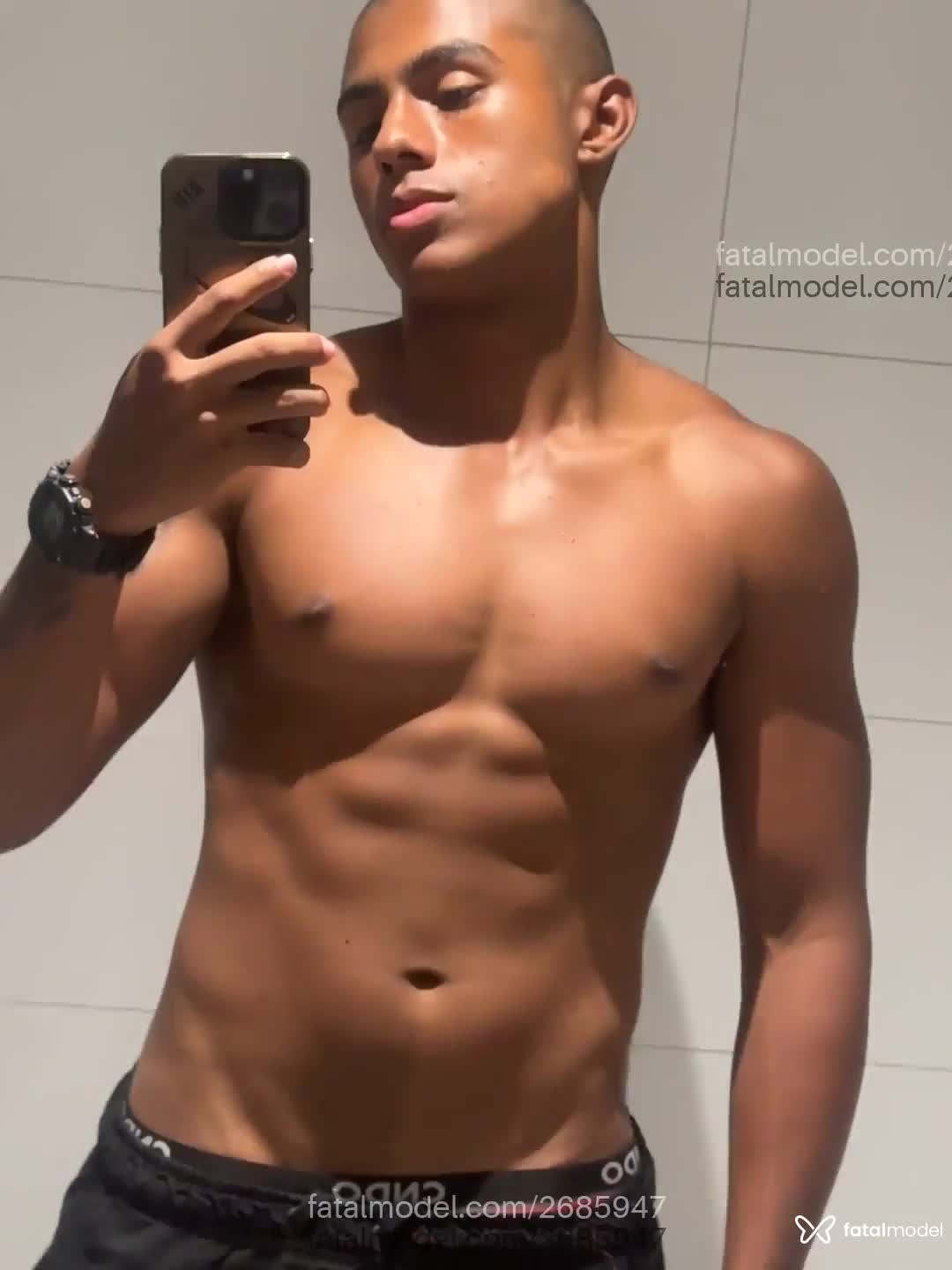 Acompanhante homem morena (o) de olhos mel em Rio de Janeiro - Henriques