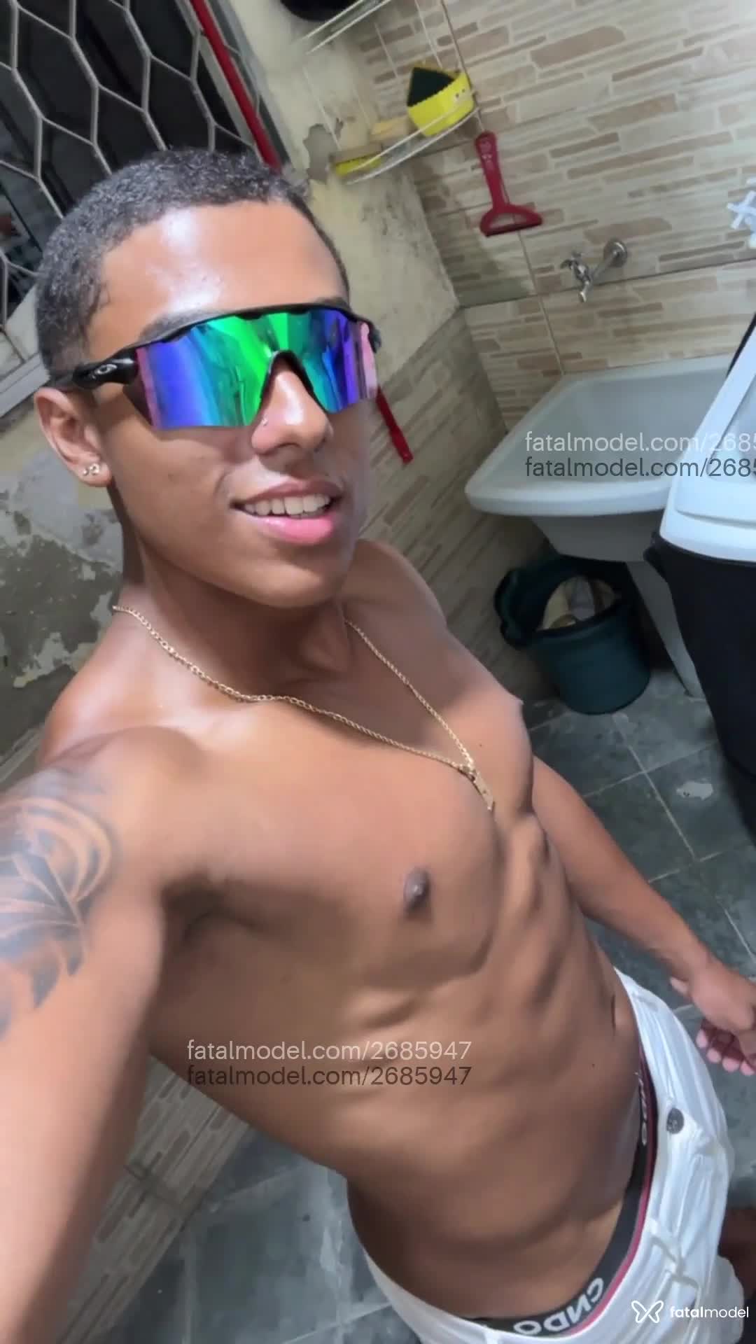 Acompanhante homem morena (o) de olhos mel em Rio de Janeiro - Henriques