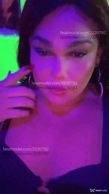 Acompanhante mulher trans com cabelo castanho de olhos castanhos - Domi Acompanhante mulher trans com cabelo castanho de olhos castanhos - Domi