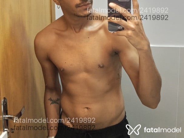 Acompanhante homem com cabelo castanho de olhos castanhos - Luk