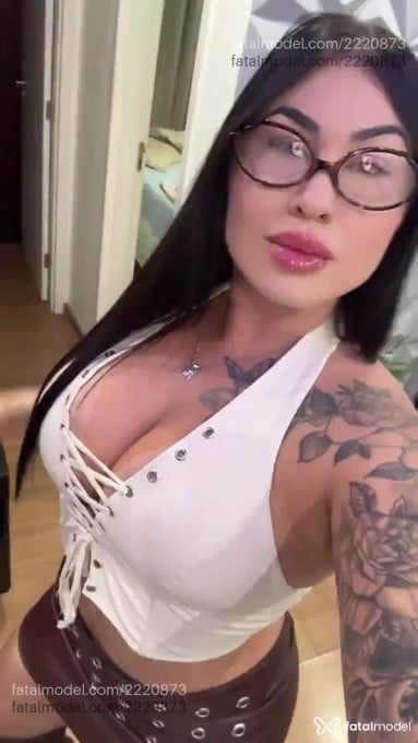 Acompanhante mulher loira (o) de olhos castanhos - ímola Ferraz
