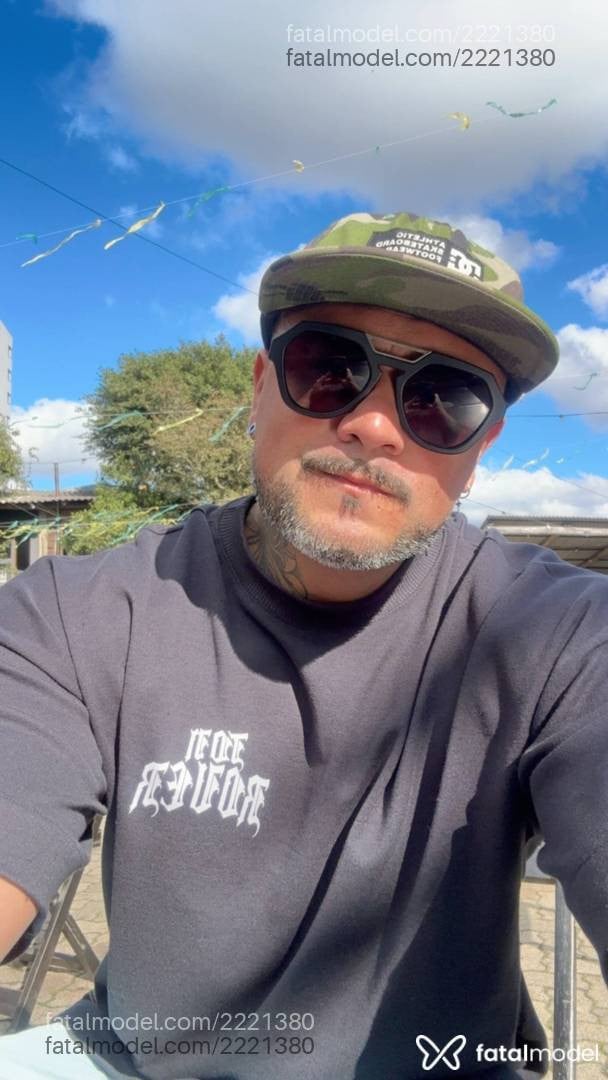 Acompanhante homem com cabelo castanho de olhos castanhos em Porto Alegre - Lorenzo Bianchi