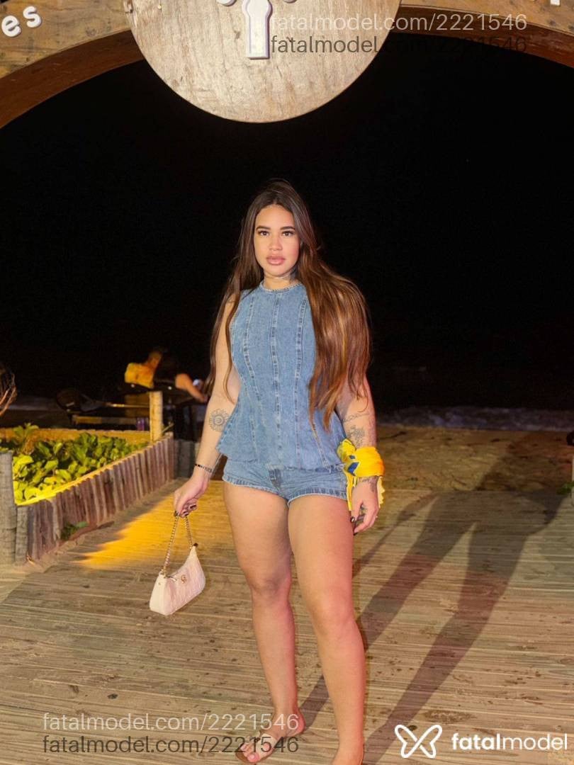 Acompanhante mulher loira (o) de olhos castanhos - Raiane Railay