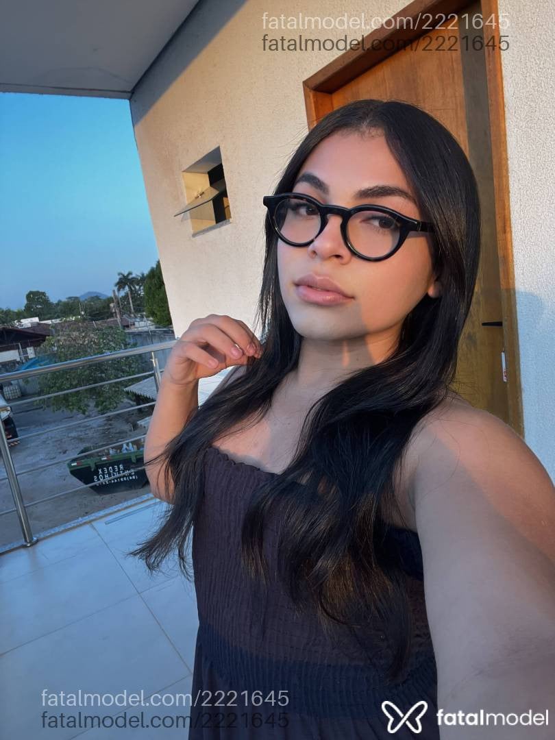 Acompanhante mulher trans morena (o) de olhos mel - Lavínia