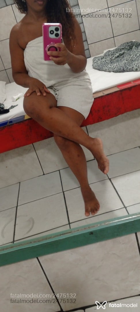 Acompanhante mulher com cabelo castanho de olhos pretos - Carine Acompanhante mulher com cabelo castanho de olhos pretos - Carine