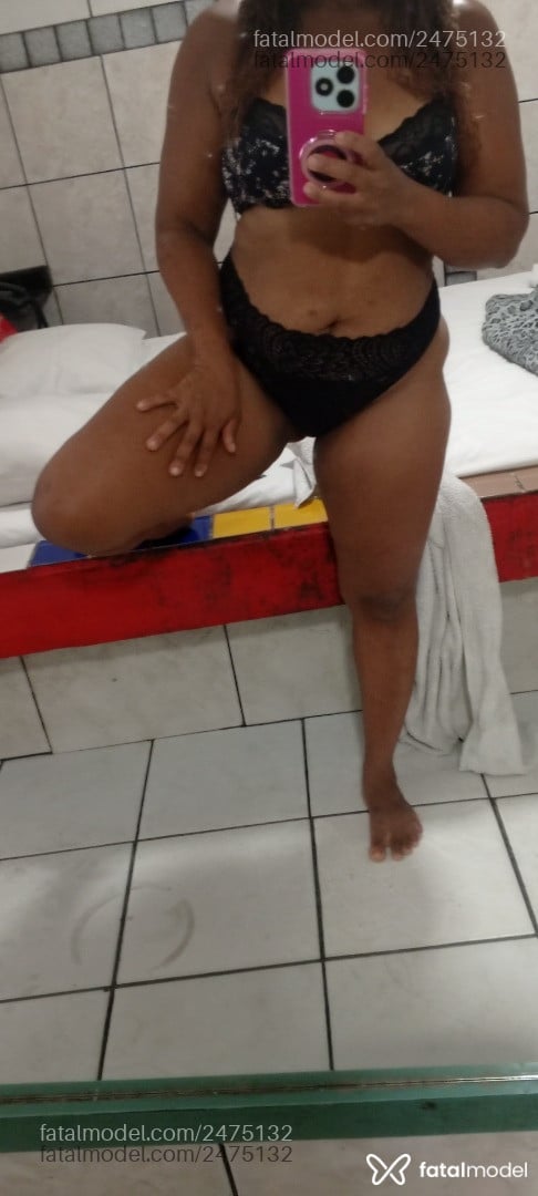 Acompanhante mulher com cabelo castanho de olhos pretos - Carine Acompanhante mulher com cabelo castanho de olhos pretos - Carine