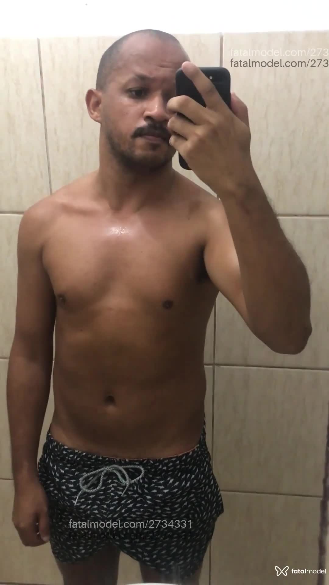 Acompanhante homem sem cabelo de olhos castanhos em Maricá - Black Jay