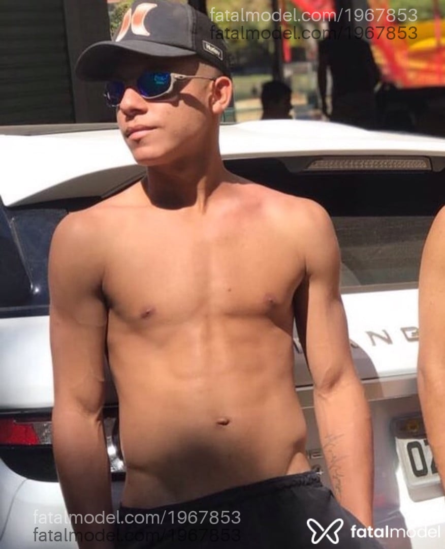 Acompanhante homem com cabelo castanho de olhos verdes em Cascavel - Adão Negro