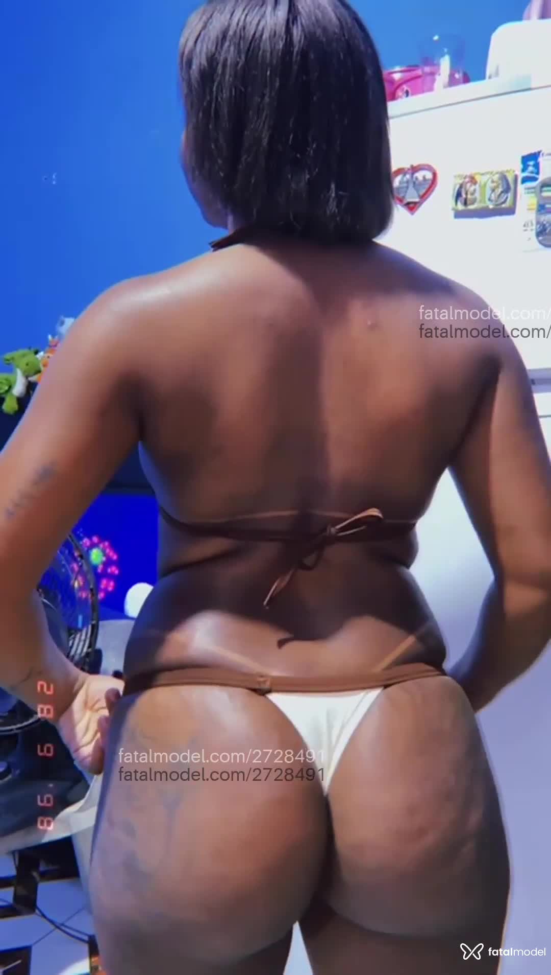 Acompanhante mulher morena (o) de olhos castanhos em Linhares - Thifanye Lisboa