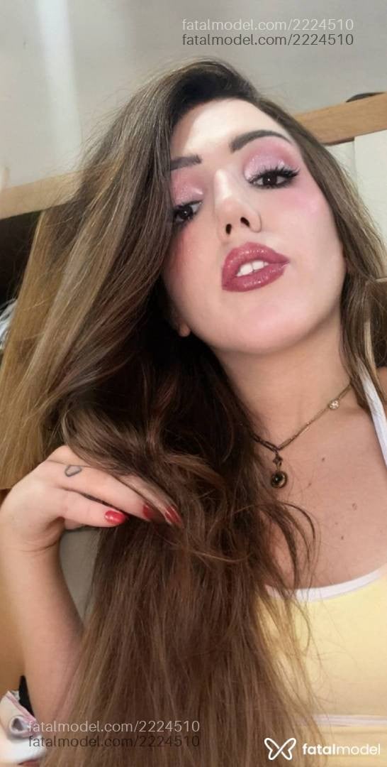 Acompanhante mulher trans com cabelo castanho de olhos pretos - Karla